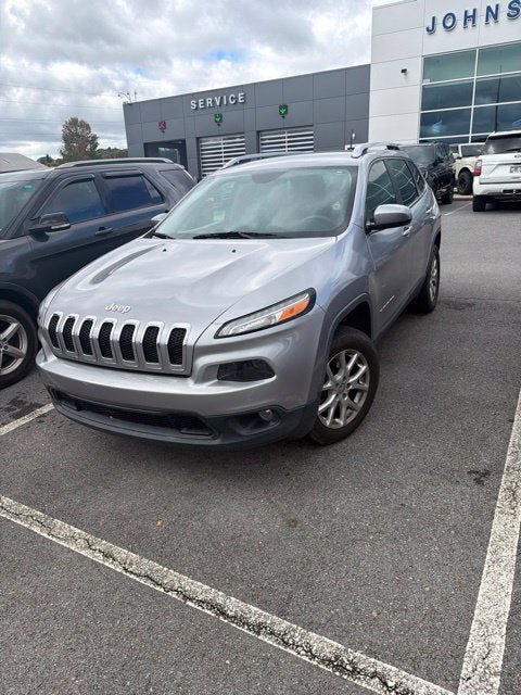 Used 2018 Jeep Cherokee Latitude FWD image 3