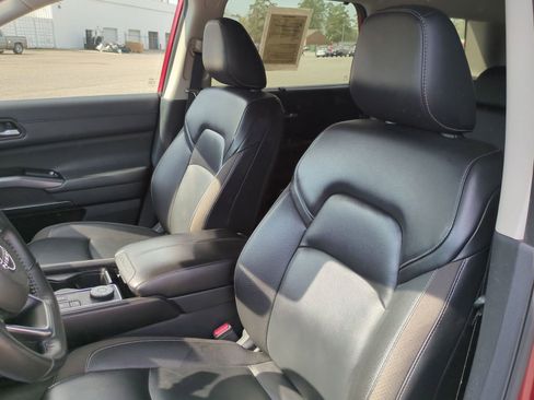 Used 2024 Nissan Pathfinder SL image 18