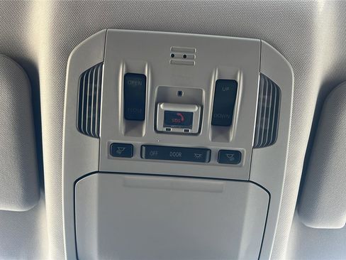 Used 2021 Toyota Highlander XLE image 12