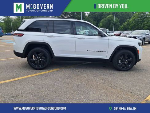 Used 2023 Jeep Grand Cherokee Limited w/ Black Appearance Package AWD/4WD image 8
