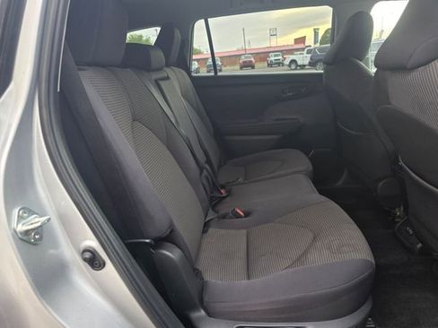 Used 2024 Toyota Highlander LE AWD/4WD image 33