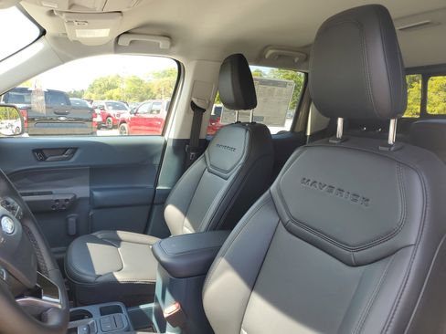 New 2025 Ford Maverick Lariat w/ Black Appearance Package image 10