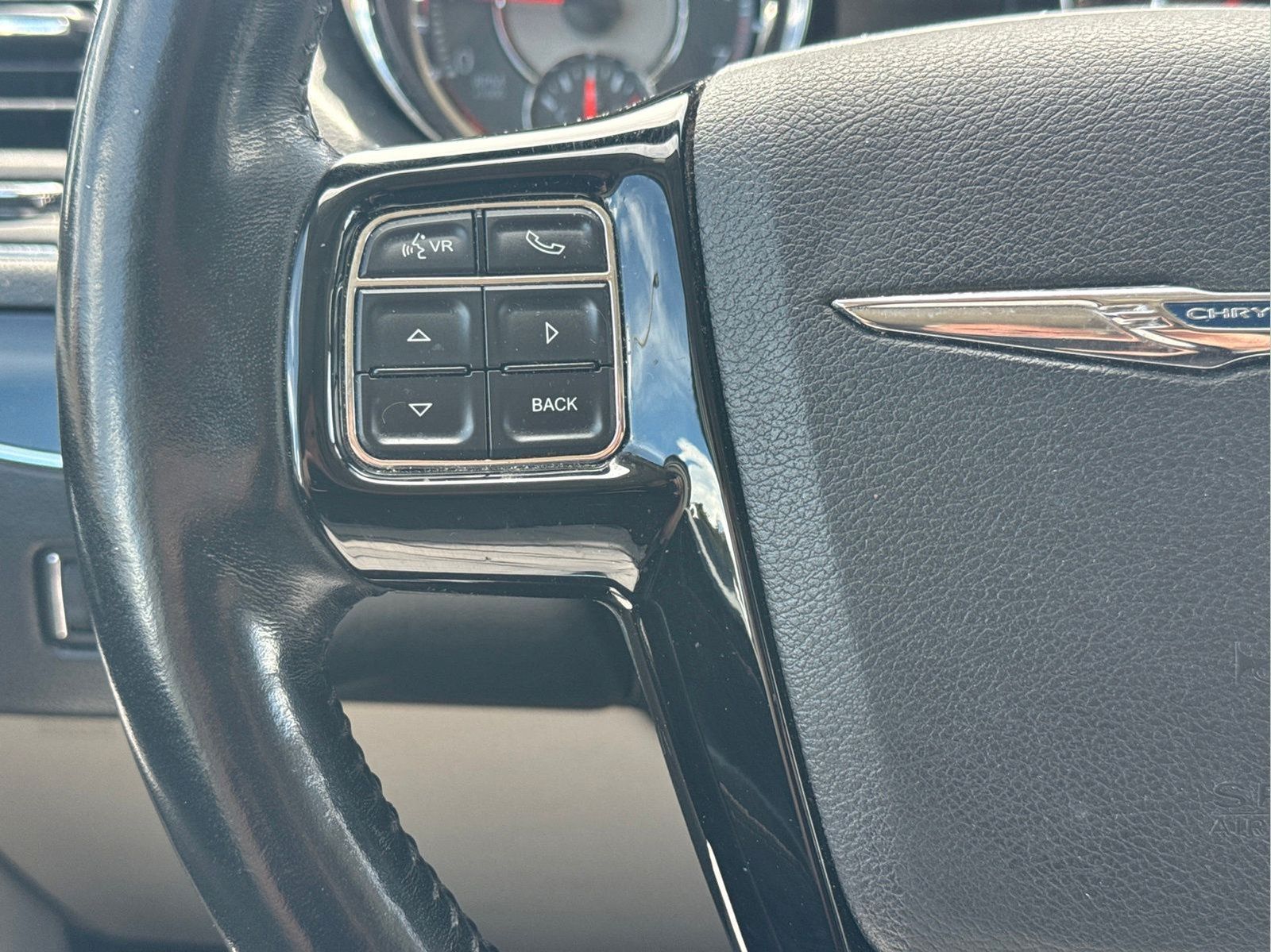 Certified 2016 Chrysler Town & Country Limited FWD image 17