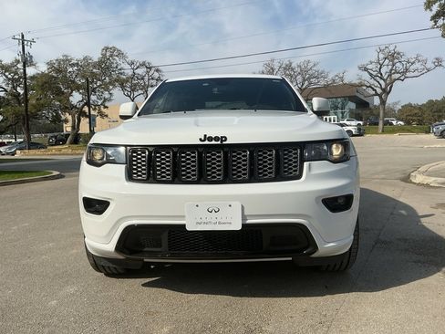 Used 2022 Jeep Grand Cherokee Laredo X image 2