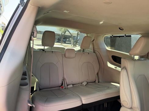 Used 2021 Chrysler Pacifica Touring-L image 17