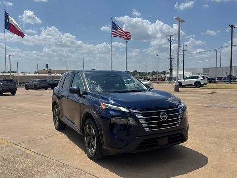 Used 2025 Nissan Rogue SV AWD/4WD image 1