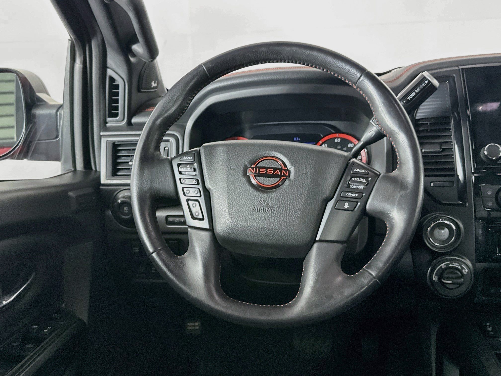 Used 2023 Nissan Titan PRO-4X w/ Pro-4x Convenience Package AWD/4WD image 18