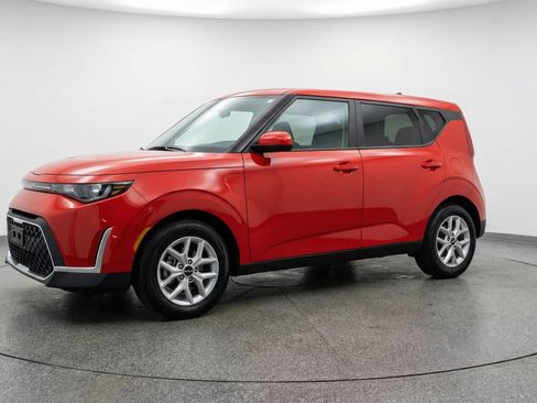 Used 2025 Kia Soul LX w/ LX Technology Package image 3