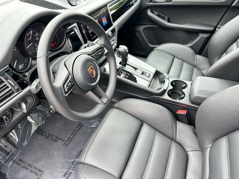 Certified 2026 Porsche Macan AWD/4WD image 4