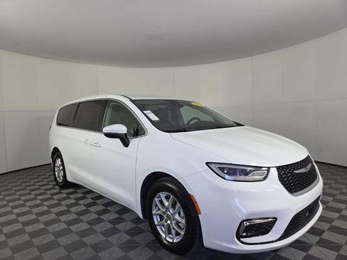 Certified 2023 Chrysler Pacifica Touring-L image 5