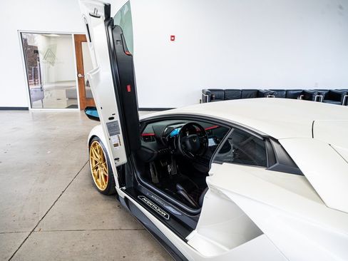 Used 2017 Lamborghini Aventador S image 38