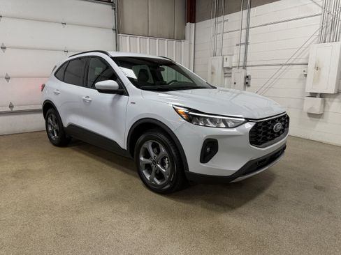 Certified 2025 Ford Escape ST-Line Select AWD/4WD image 5