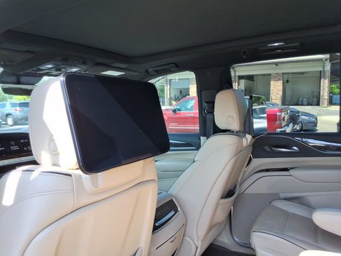 Certified 2021 Cadillac Escalade Premium Luxury AWD/4WD image 10