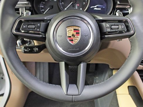Used 2025 Porsche Macan image 21