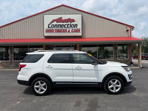 Used 2017 Ford Explorer XLT w/ Equipment Group 201A AWD/4WD image 3