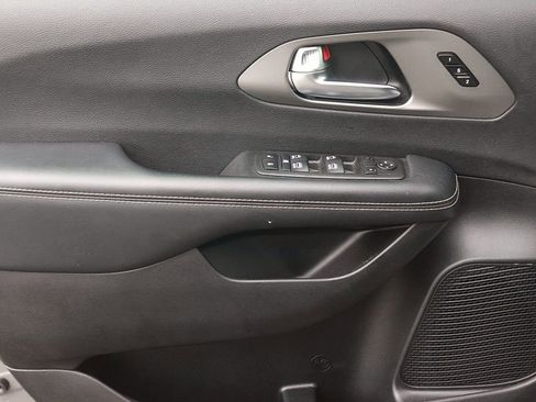 Used 2025 Chrysler Pacifica Select FWD image 9