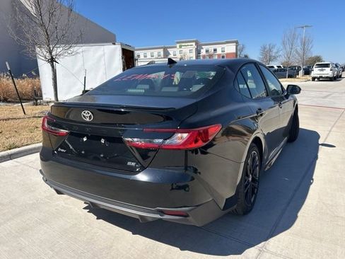 Used 2025 Toyota Camry SE image 3