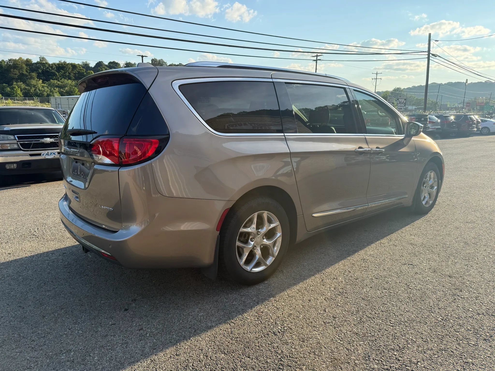 Used 2017 Chrysler Pacifica Limited w/ UConnect Theater Package FWD image 6