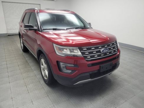 Used 2017 Ford Explorer XLT w/ Equipment Group 202A AWD/4WD image 13
