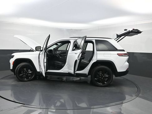 Used 2023 Jeep Grand Cherokee Altitude RWD image 38