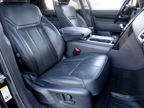 Used 2018 Land Rover Discovery SE image 8