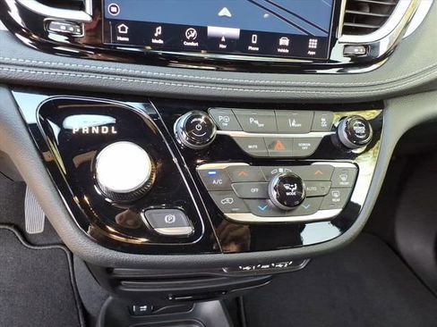 Used 2024 Chrysler Pacifica Limited image 13