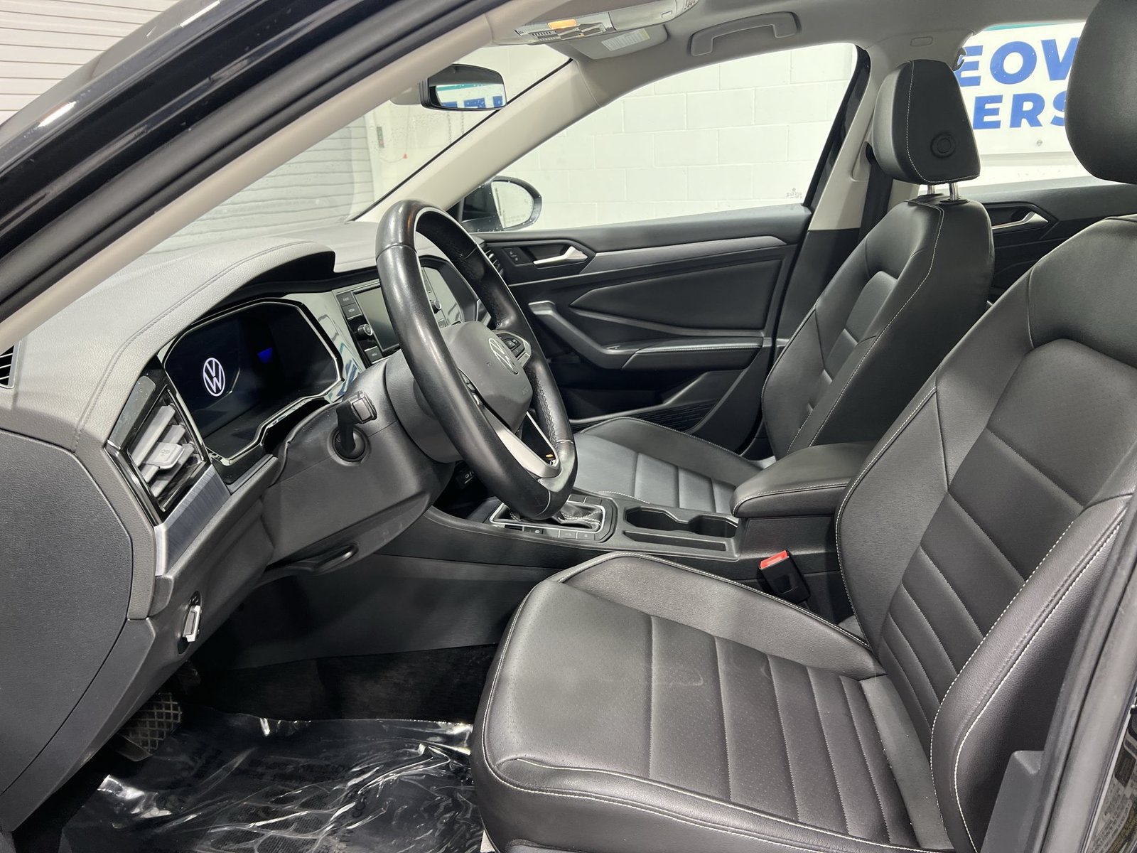 Used 2024 Volkswagen Jetta SE FWD image 11
