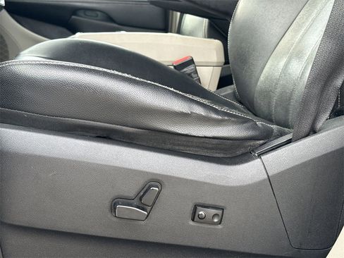 Used 2013 Chrysler Town & Country Touring image 14