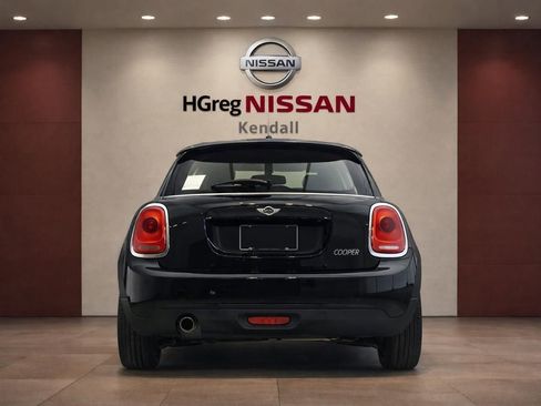 Used 2017 MINI Cooper 4-Door Hardtop image 6