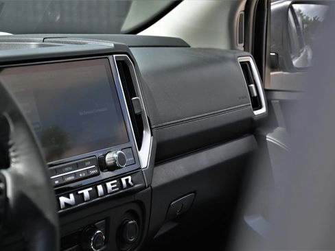 Used 2025 Nissan Frontier SV w/ SV Convenience Package RWD image 9