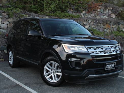 Used 2018 Ford Explorer XLT w/ Equipment Group 202A image 4