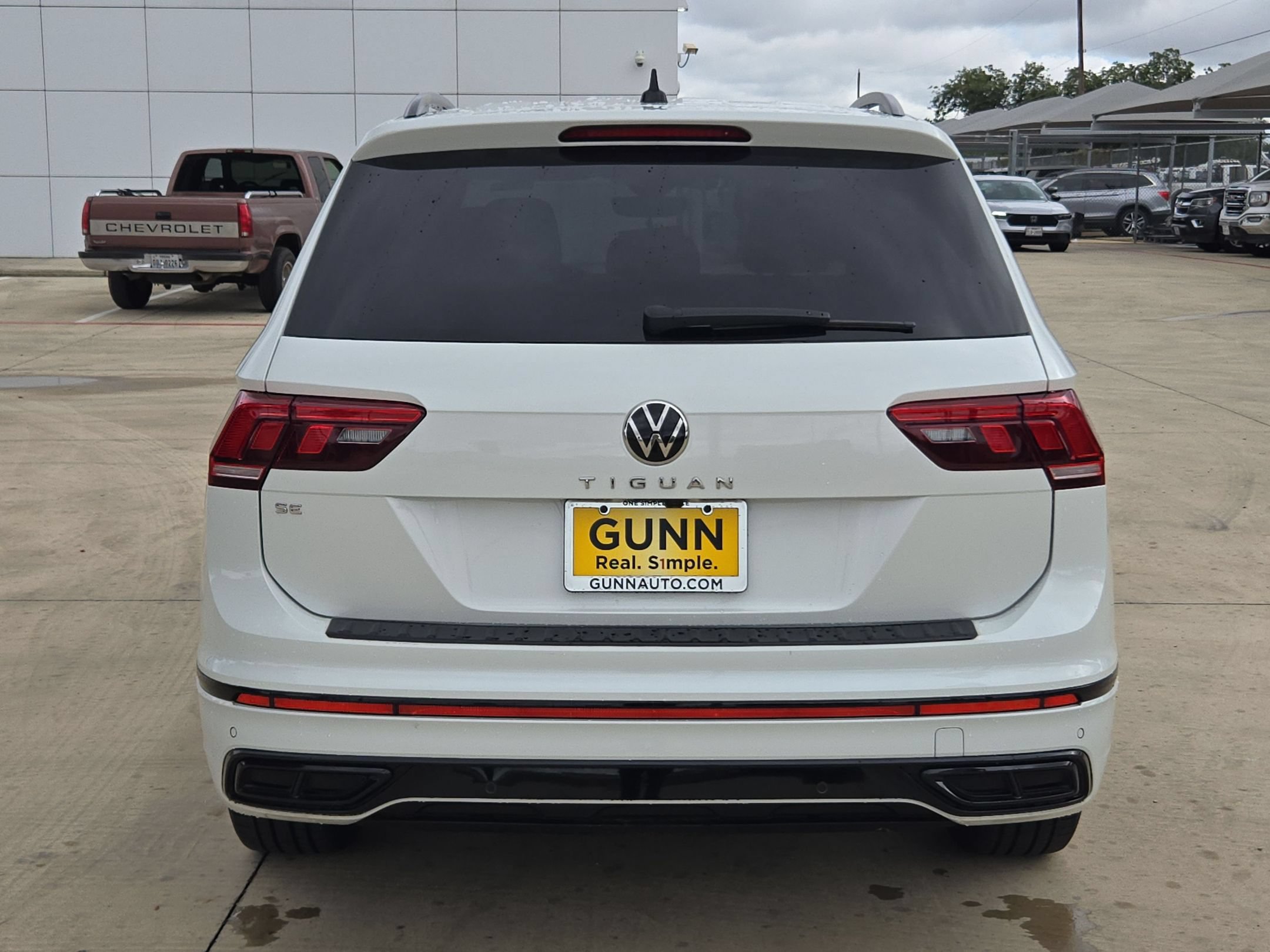 Used 2022 Volkswagen Tiguan SE R-Line FWD image 4