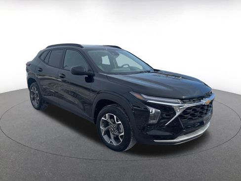 Used 2025 Chevrolet Trax LT w/ LT Convenience Package image 1