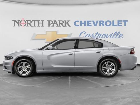Used 2022 Dodge Charger SXT RWD image 3