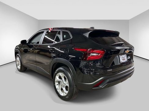 Used 2024 Chevrolet Trax LS w/ LS Convenience Package FWD image 3