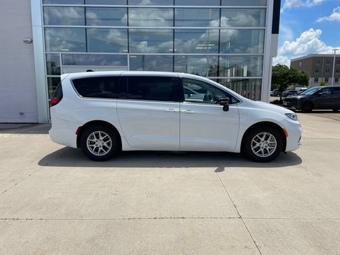 Used 2024 Chrysler Pacifica Touring-L FWD image 4