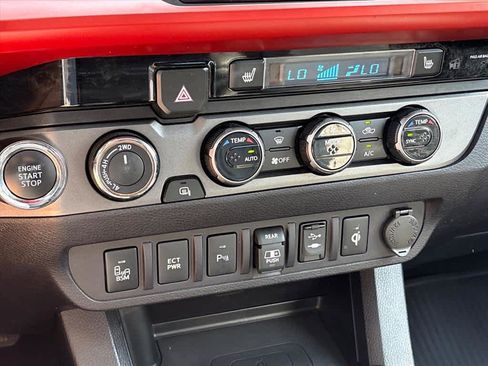 Used 2018 Toyota Tacoma TRD Off-Road image 14