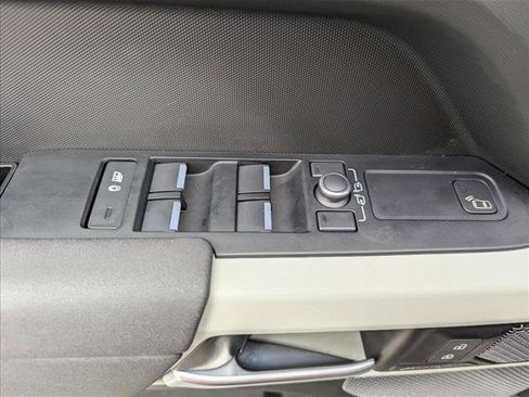 Used 2022 Land Rover Defender 110 S image 10