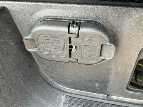 Used 2025 Toyota Tacoma SR5 AWD/4WD image 19