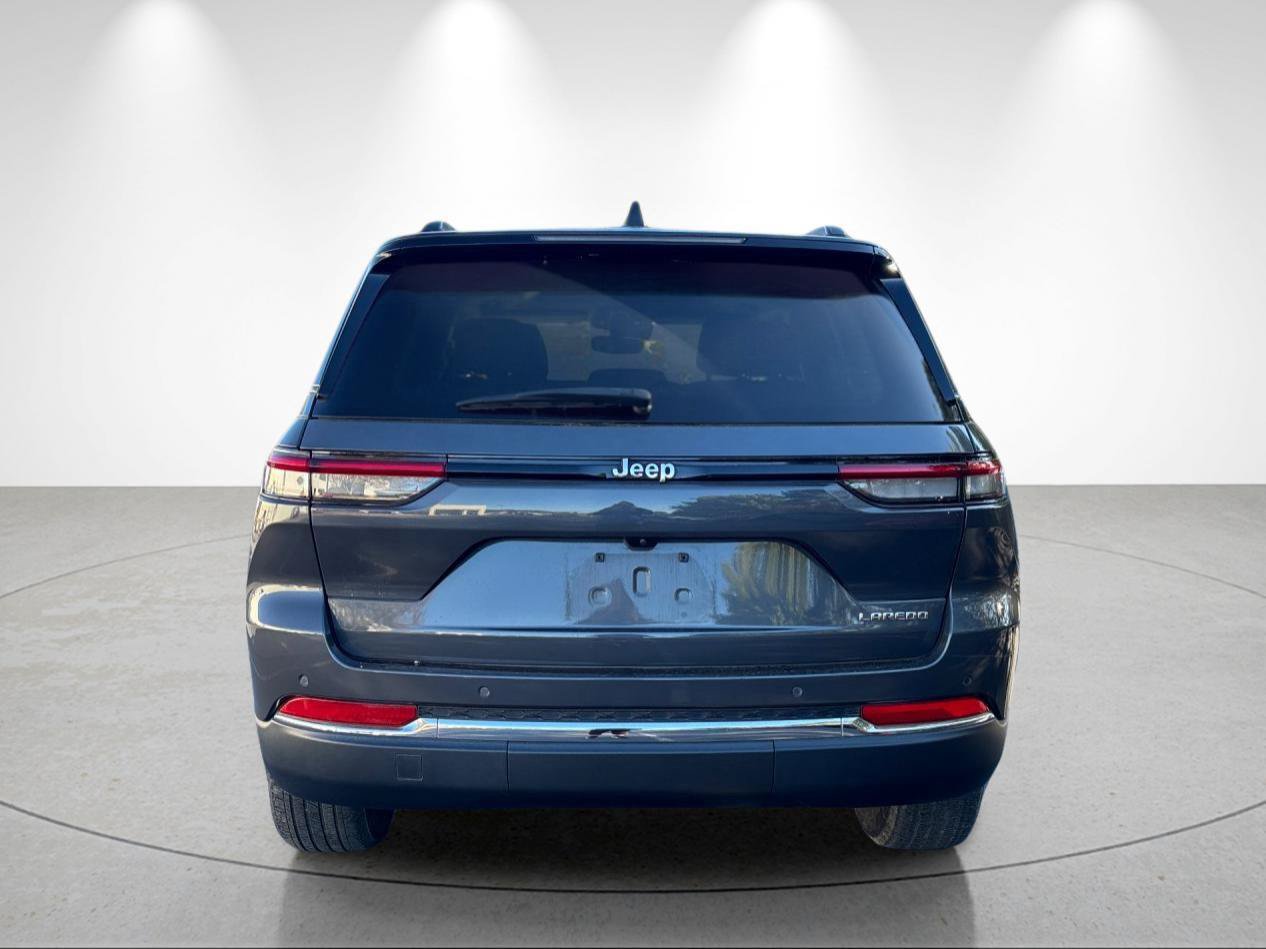 Used 2023 Jeep Grand Cherokee Laredo RWD image 4