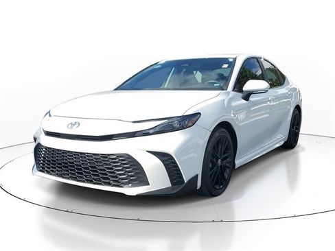 Used 2025 Toyota Camry SE image 4