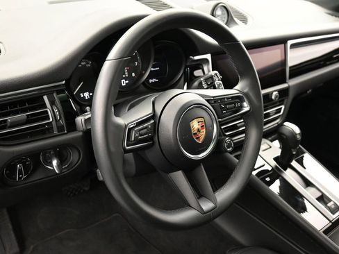 Certified 2025 Porsche Macan image 17