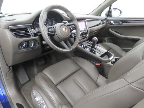 Certified 2024 Porsche Macan AWD/4WD image 4