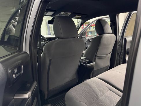 Used 2019 Toyota Tacoma TRD Sport w/ Technology Package AWD/4WD image 18