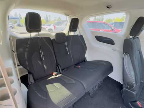 Used 2023 Chrysler Voyager LX image 12