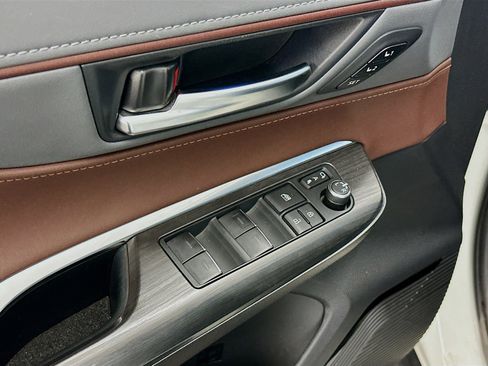 Used 2021 Toyota Venza XLE w/ Softex Package image 15