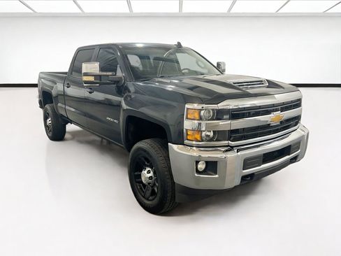 Used 2018 Chevrolet Silverado 2500 LT w/ LT Convenience Package AWD/4WD image 3