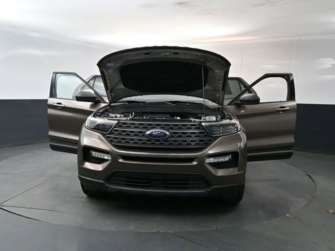 Used 2021 Ford Explorer XLT w/ Equipment Group 202A AWD/4WD image 27