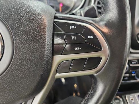 Used 2019 Jeep Cherokee Latitude Plus w/ Cold Weather Group AWD/4WD image 12