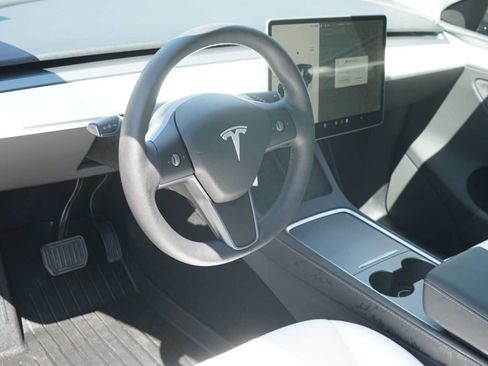 Used 2025 Tesla Model Y Long Range RWD image 8